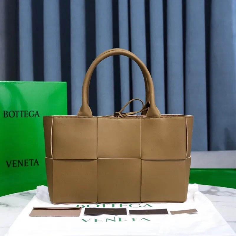 Batch 1860 BottegaVeneta# 🧷Early autumn calfskin SLIP tote handbag, the oversized woven design really makes it a huge gap from ordinary tote bags🔗🔗Different color combinations for the inner and outer layers ⛓Daniel Lee leads the brand gene to continue to evolve with fresh inspiration🧬🧬 Showing the balance between luxury and reality👉Sheepskin Size 36*24*12【9892#】